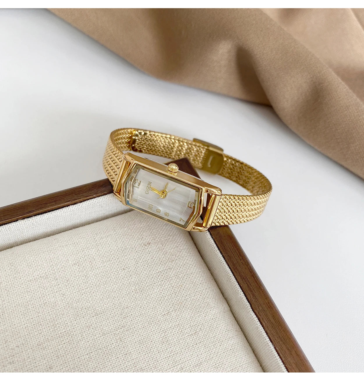 NEW GEDI Vintage Elegance Ladies Watches Premium Wheat-Patterned Steel Bracelet Small Gold-Tone Quartz Watch Women's Gift